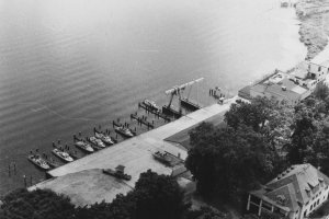 Hafen der Bootskompanie der DDR-Grenztruppen und die Villa Starck (rechts vorne)