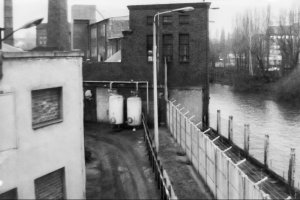 Sperranlagen in Treptow am Flutgraben und an der Spree (fr&uuml;her Betriebshof der Ost-Berliner Verkehrsbetriebe, heute Arena Badeschiff)