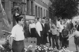 1962: Am Todesort von Bernd L&uuml;nser in der Bernauer Stra&szlig;e im Wedding steht am ersten Jahrestag des Mauerbaus die Ehrenwache eines Jugendverbandes.