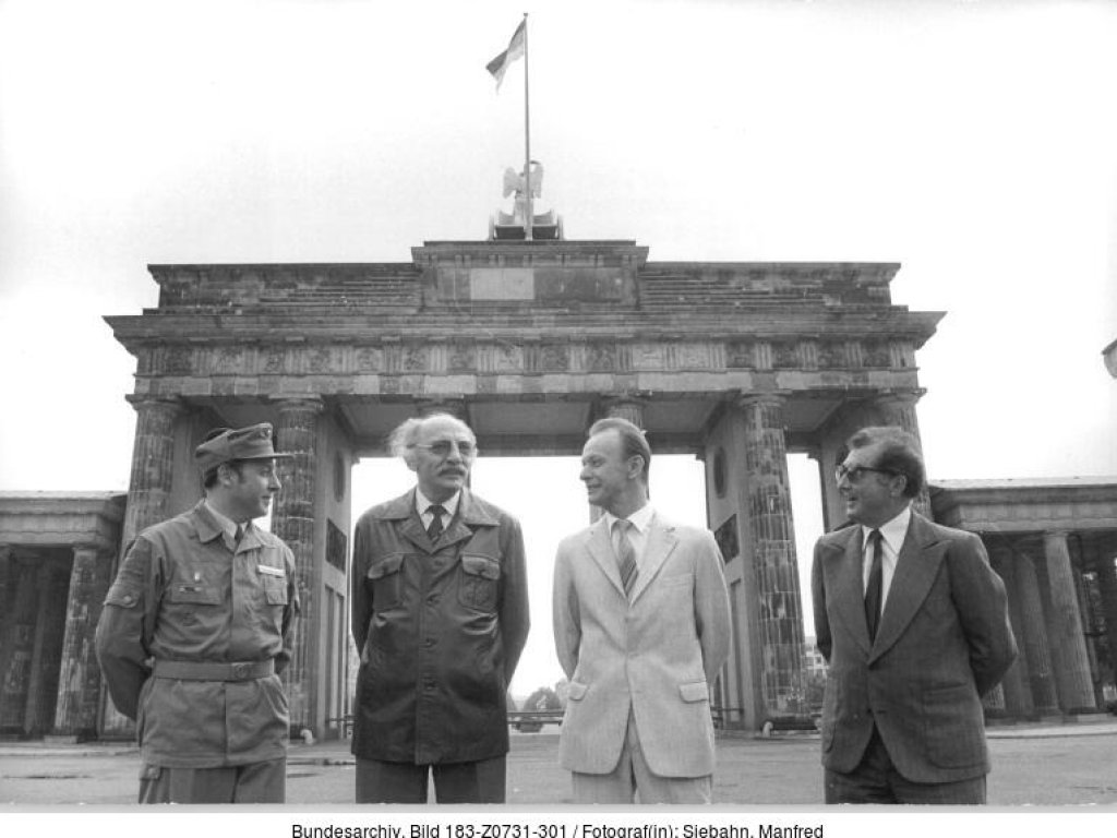 1981: Zum 20. Jahrestag des Mauerbaus arrangiert die DDR-Führung erneut ein Treffen der Grenzbrigade „13. August“, diesmal ohne Waffen. Im Vordergrund steht nach wie vor die Legitimation der Berliner Mauer als „antifaschistischer Schutzwall“.