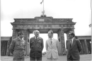 1981: Zum 20. Jahrestag des Mauerbaus arrangiert die DDR-F&uuml;hrung erneut ein Treffen der Grenzbrigade &bdquo;13. August&ldquo;, diesmal ohne Waffen. Im Vordergrund steht nach wie vor die Legitimation der Berliner Mauer als &bdquo;antifaschistischer Schutzwall&ldquo;.