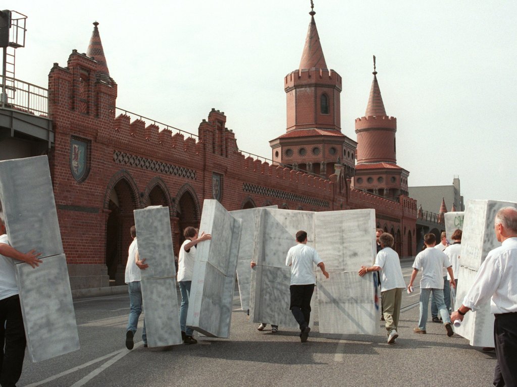 Am 37. Jahrestag des Mauerbaus errichtet die Junge Union aus Lichtenberg (Ost) und Schöneberg (West) auch in Berlin eine symbolische Mauer an der ehemaligen Grenze an der Oberbaumbrücke.