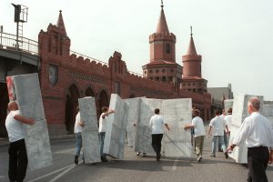 Am 37. Jahrestag des Mauerbaus errichtet die Junge Union aus Lichtenberg (Ost) und Sch&ouml;neberg (West) auch in Berlin eine symbolische Mauer an der ehemaligen Grenze an der Oberbaumbr&uuml;cke.
