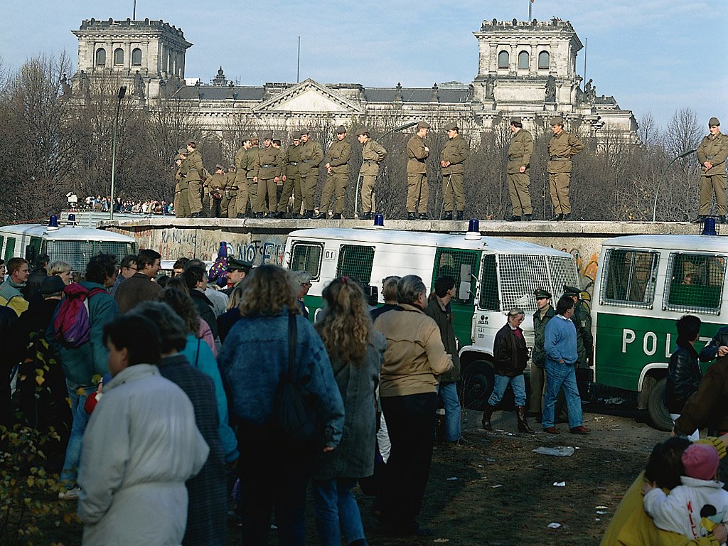 DDR-Grenzsoldaten und Westberliner Polizei verteidigen gemeinsam die Mauer gegen Mauerstürmer, 11. November 1989. DDR-Grenzsoldaten und Westberliner Polizei verteidigen gemeinsam die Mauer gegen Mauerstürmer, 11. November 1989.