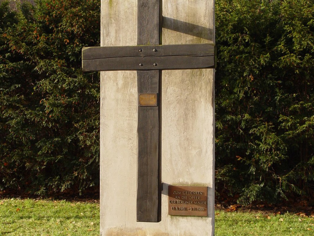 Mauerdenkmal an der früheren Grenze zwischen Glienicke-Nordbahn und Berlin-Frohnau