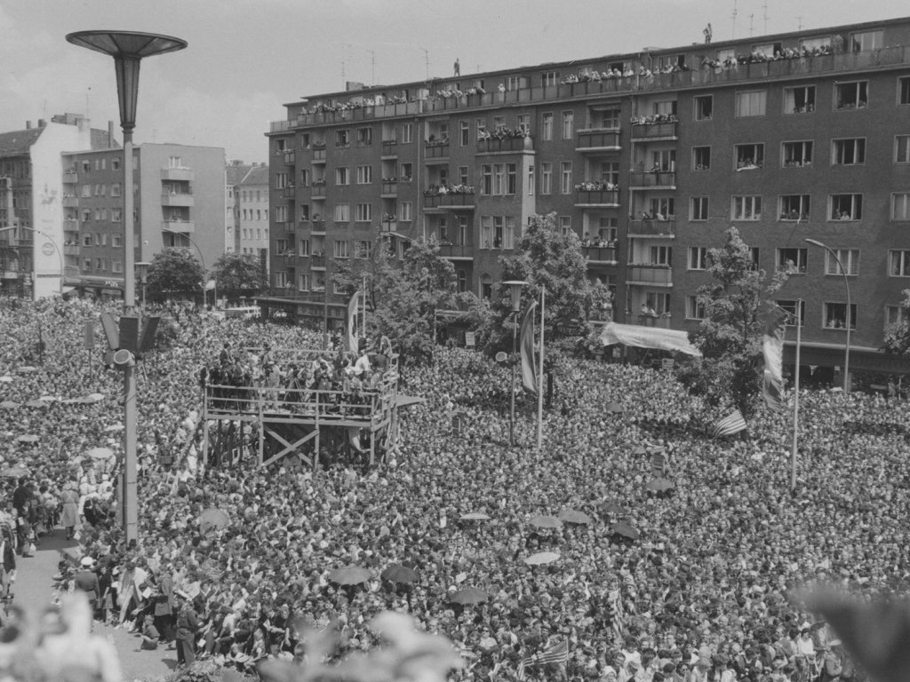Während der Kennedy-Rede am Rathaus Schöneberg in Berlin, 26. Juni 1963
