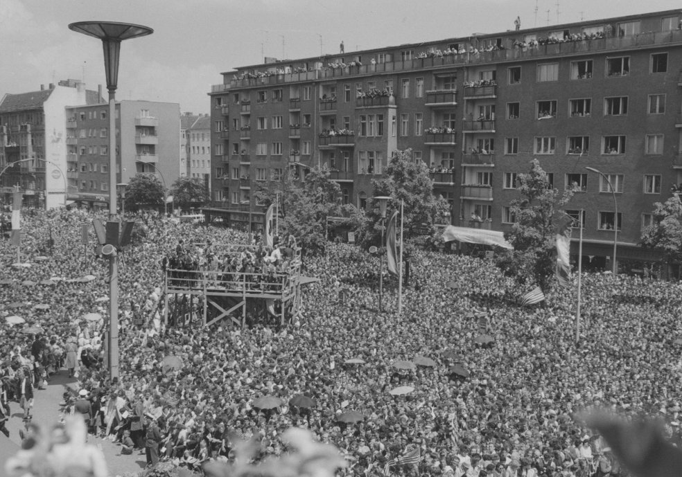 W&auml;hrend der Kennedy-Rede am Rathaus Sch&ouml;neberg in Berlin, 26. Juni 1963