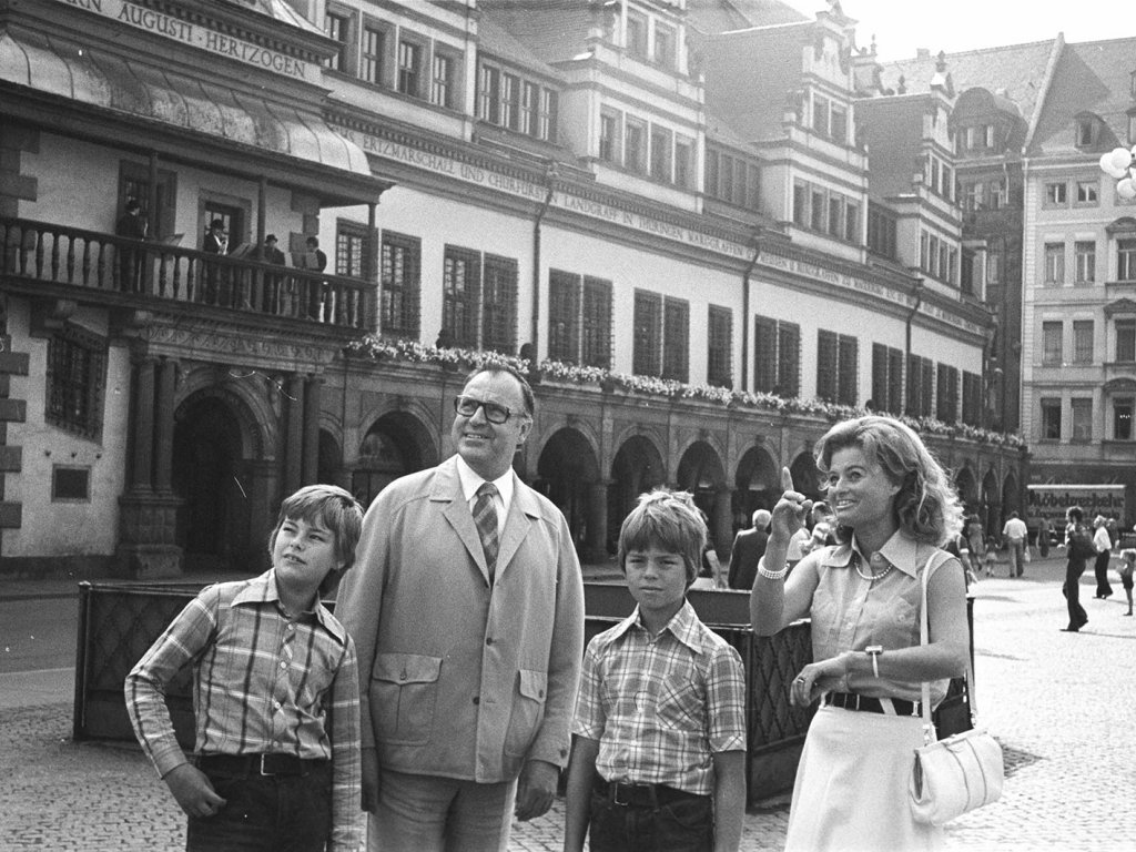 Der CDU-Vorsitzende Helmut Kohl mit seiner Familie in Leipzig, 19. August 1975