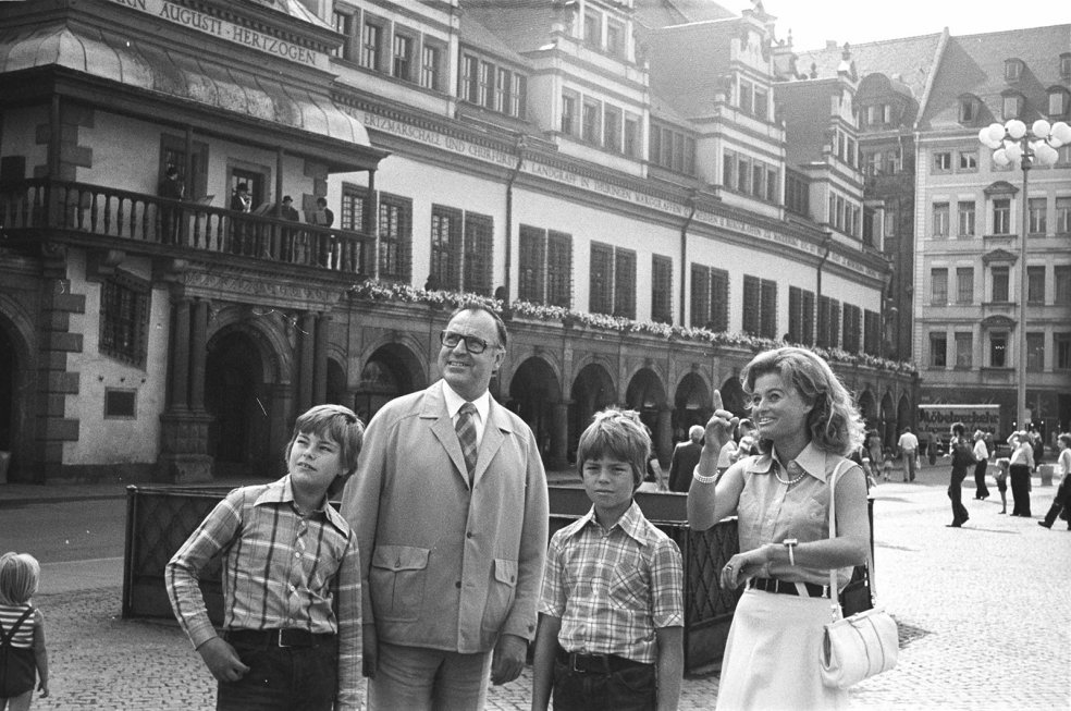 Der CDU-Vorsitzende Helmut Kohl mit seiner Familie in Leipzig, 19. August 1975