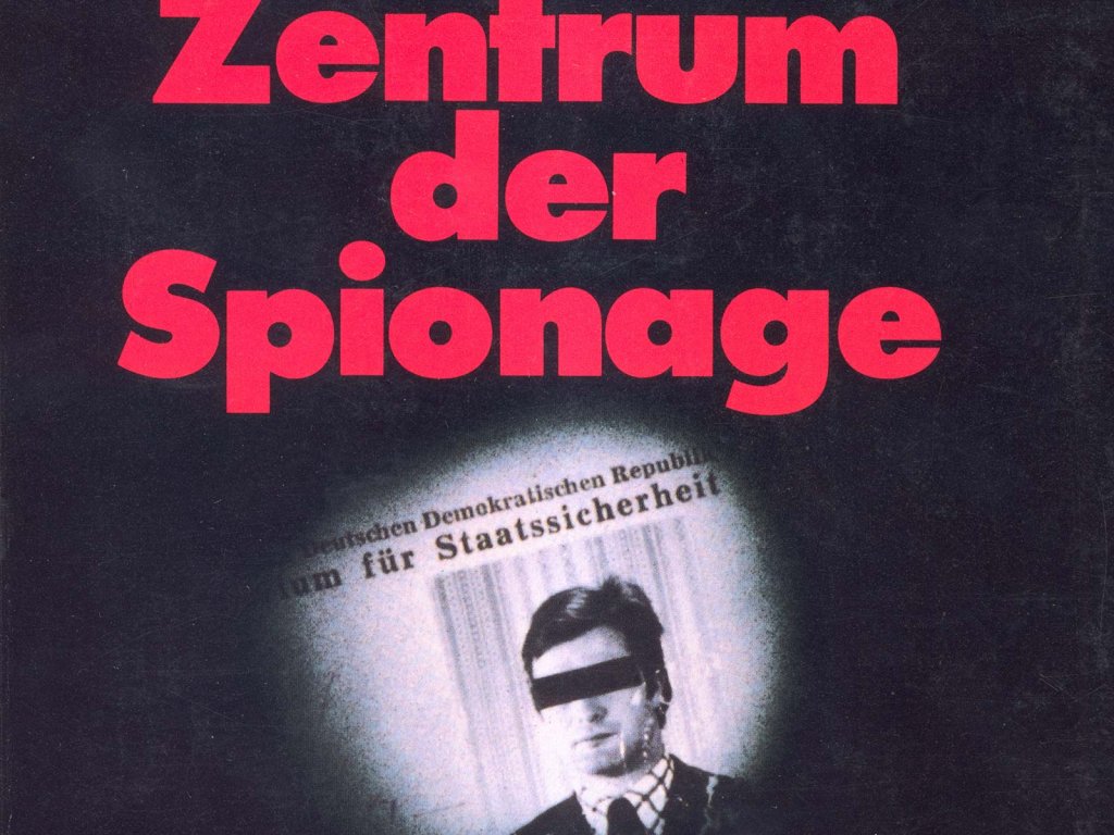 Das Buchcover ist schwarz, der Titel „Im Zentrum der Spionage“ rot. Unterhalb des Titels sieht man wie durch einen Türspion auf ein Porträt von Werner Stiller mit schwarzem Balken über den Augen. Über dem Foto ist zu lesen: „Deutschen Demokratischen Republik“ und angeschnitten: „Ministerium für Staatssicherheit“.