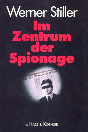 Das Buchcover ist schwarz, der Titel „Im Zentrum der Spionage“ rot. Unterhalb des Titels sieht man wie durch einen Türspion auf ein Porträt von Werner Stiller mit schwarzem Balken über den Augen. Über dem Foto ist zu lesen: „Deutschen Demokratischen Republik“ und angeschnitten: „Ministerium für Staatssicherheit“.