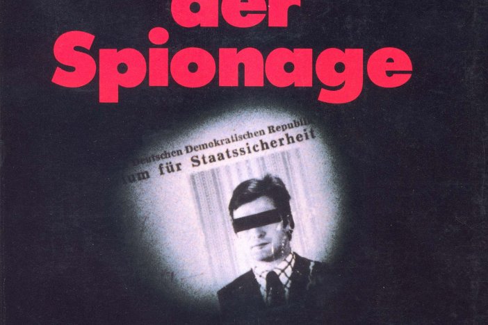 Das Buchcover ist schwarz, der Titel „Im Zentrum der Spionage“ rot. Unterhalb des Titels sieht man wie durch einen Türspion auf ein Porträt von Werner Stiller mit schwarzem Balken über den Augen. Über dem Foto ist zu lesen: „Deutschen Demokratischen Republik“ und angeschnitten: „Ministerium für Staatssicherheit“.