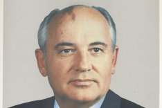 Farbige Porträtaufnahme von Michail Gorbatschow.