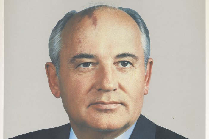 Farbige Porträtaufnahme von Michail Gorbatschow.