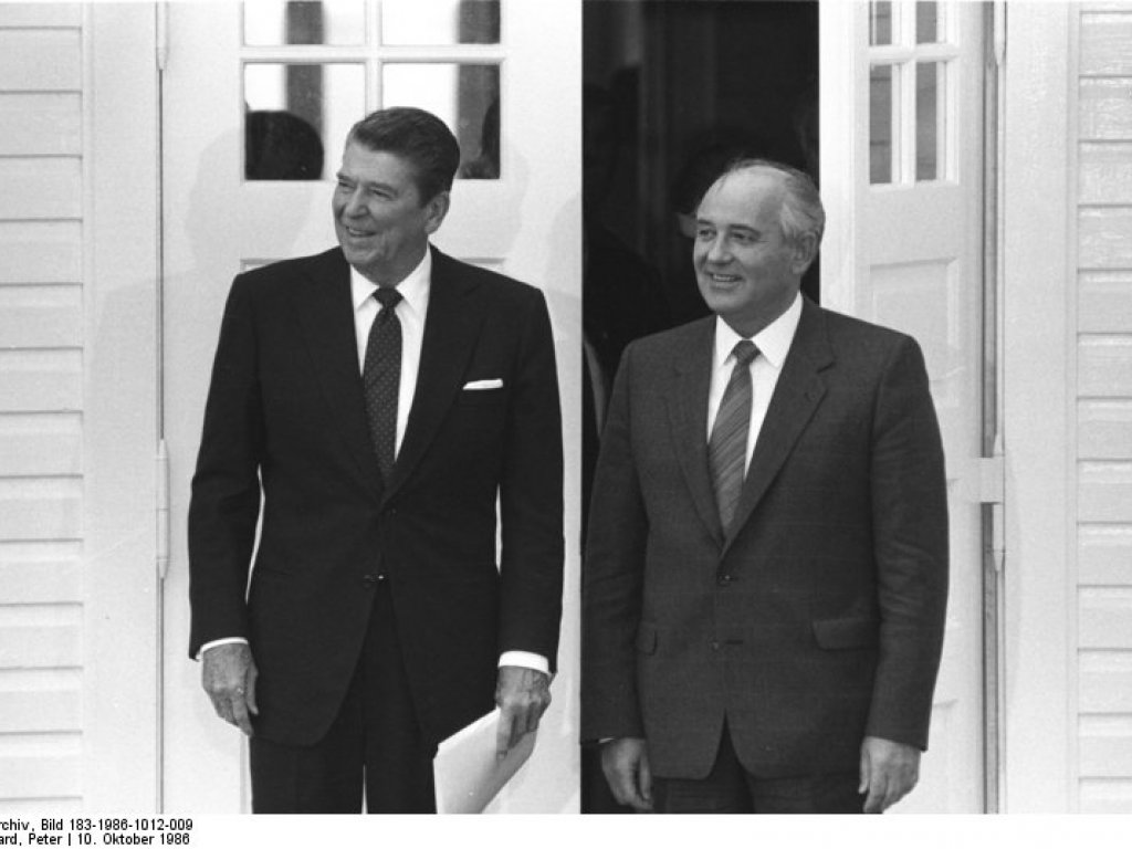 Treffen von Ronald Reagan und Michail Gorbatschow in Reykjavik, 12. Oktober 1986 Treffen von Ronald Reagan und Michail Gorbatschow in Reykjavik, 12. Oktober 1986