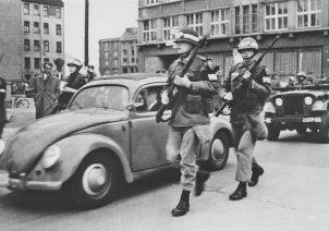 US-Soldaten eskortieren ein Zivilfahrzeug über den Grenzübergang am Checkpoint Charlie, Oktober 1961.