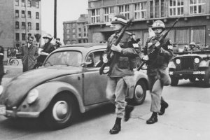 US-Soldaten eskortieren ein Zivilfahrzeug über den Grenzübergang am Checkpoint Charlie, Oktober 1961.