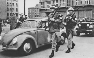 US-Soldaten eskortieren ein Zivilfahrzeug über den Grenzübergang am Checkpoint Charlie, Oktober 1961.