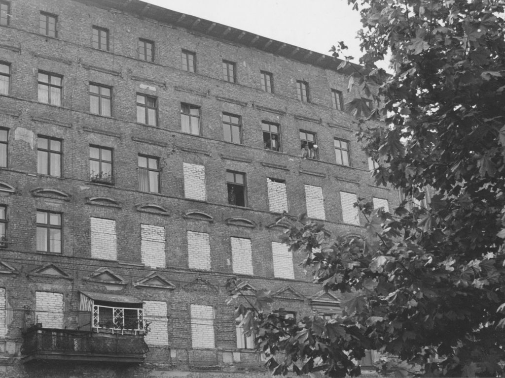 Bernauer Straße: Nach dem Vermauern der Fenster folgt die Zwangsräumung; Aufnahme September 1961
