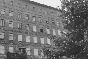 Bernauer Straße: Nach dem Vermauern der Fenster folgt die Zwangsräumung; Aufnahme September 1961