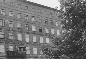 Bernauer Straße: Nach dem Vermauern der Fenster folgt die Zwangsräumung; Aufnahme September 1961
