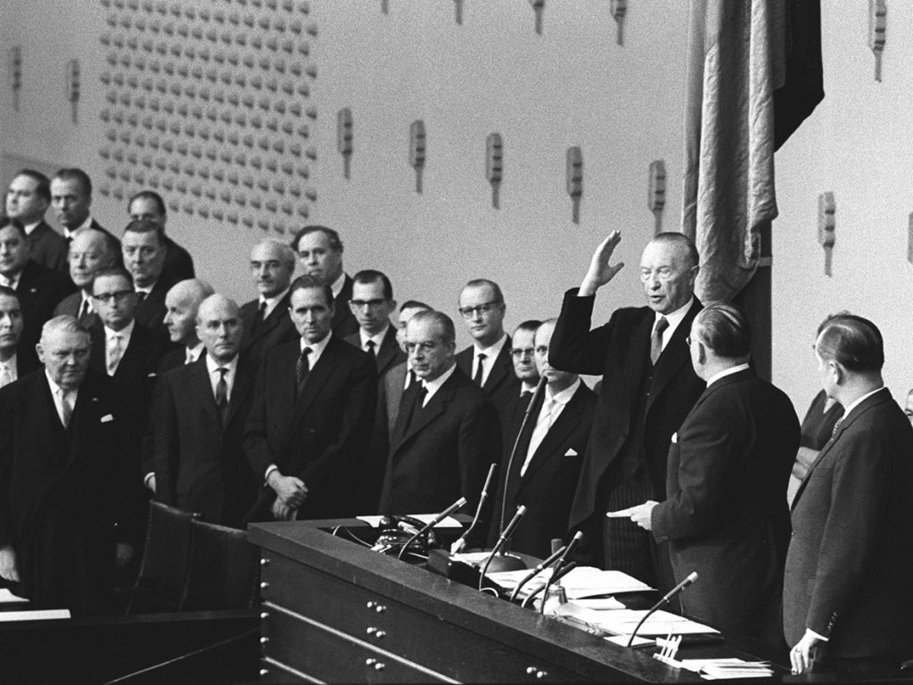 Vereidigung von Konrad Adenauer als Bundeskanzler im Deutschen Bundestag, 7. November 1961. CDU-Wirtschaftsminister Ludwig Erhard (links im Bild) tritt 1964 seine Nachfolge an.
