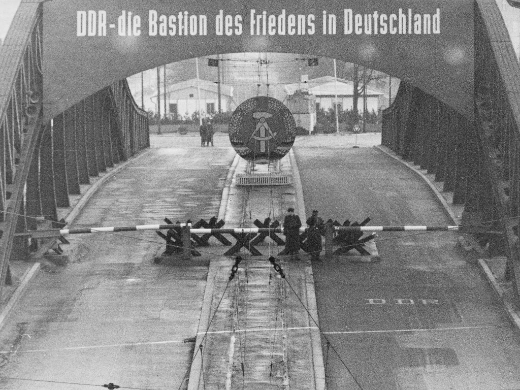 Blick von Westen auf den Grenzübergang Bornholmer Straße