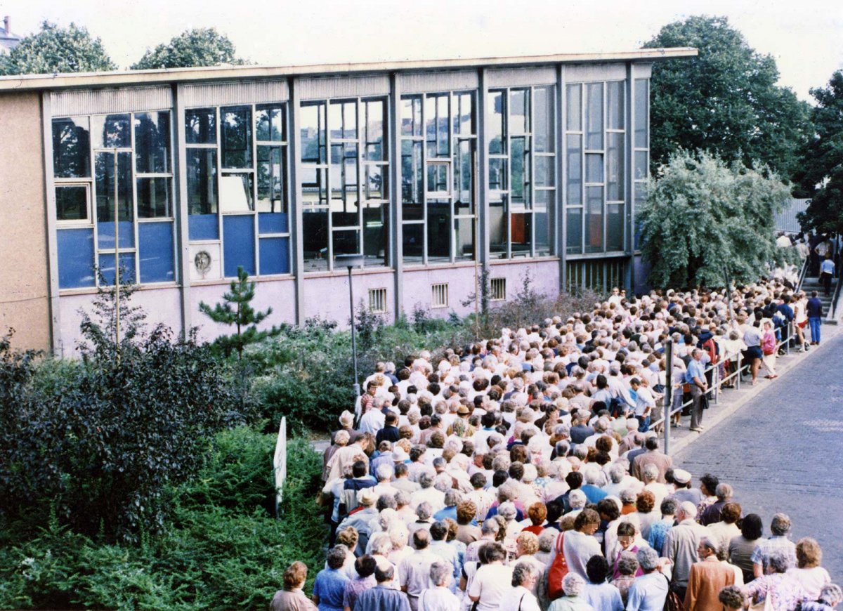 Menschenschlangen vor dem Tränenpalast (Grenzübergang Bahnhof Friedrichstraße)