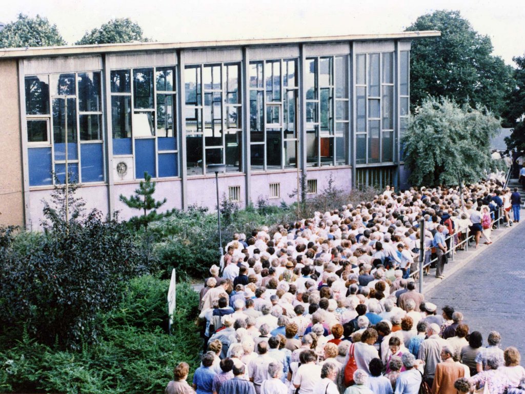 Menschenschlangen vor dem Tränenpalast (Grenzübergang Bahnhof Friedrichstraße)