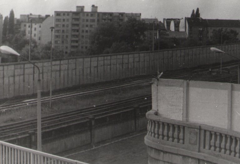 Blick von der Bösebrücke auf den S-Bahnhof Bornholmer Straße, Aufnahme 1980er Jahre