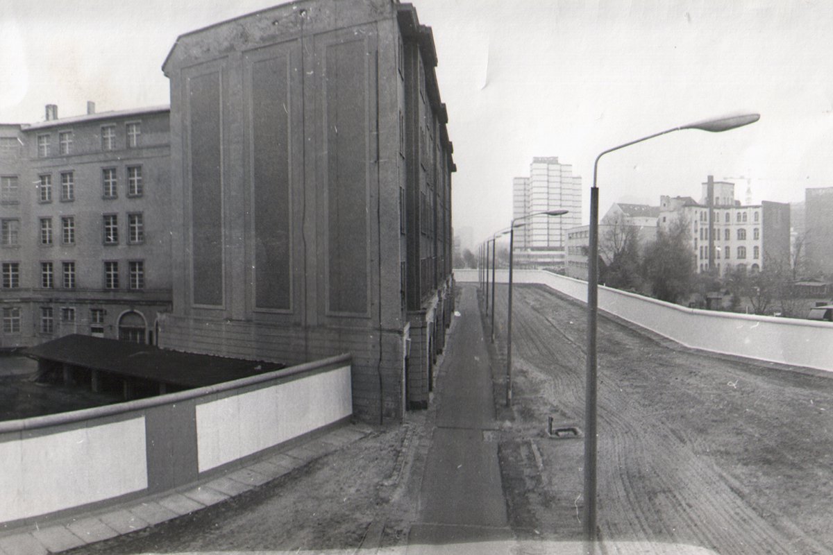 Stresemannstraße, unweit des Potsdamer Platzes, Aufnahme 1980er Jahre Stresemannstraße, unweit des Potsdamer Platzes (neu errichtetes Gebäude links: Bundesumweltministerium), Aufnahme 1980er Jahre