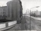 Stresemannstraße, unweit des Potsdamer Platzes (neu errichtetes Gebäude links: Bundesumweltministerium), Aufnahme 1980er Jahre