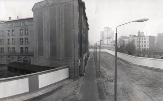 Stresemannstraße, unweit des Potsdamer Platzes (neu errichtetes Gebäude links: Bundesumweltministerium), Aufnahme 1980er Jahre