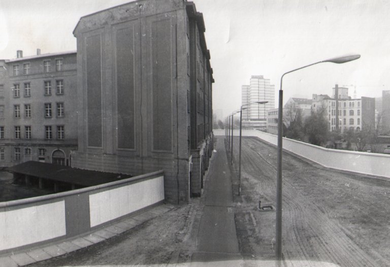 Stresemannstraße, unweit des Potsdamer Platzes (neu errichtetes Gebäude links: Bundesumweltministerium), Aufnahme 1980er Jahre