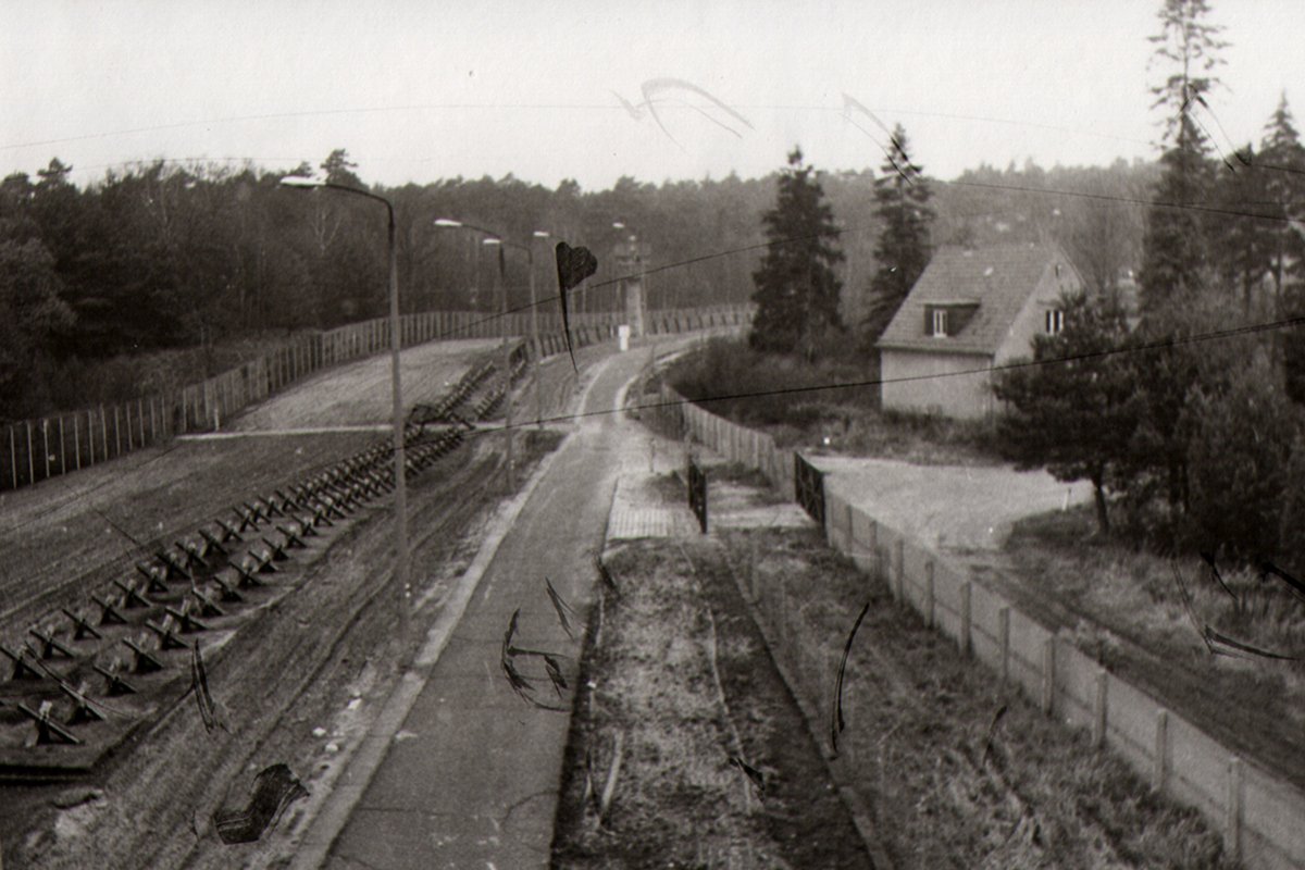 Am Teerofendamm in der Kolonie Dreilinden. Blick Richtung Norden, Aufnahme 1980er Jahre Am Teerofendamm in der Kolonie Dreilinden. Blick Richtung Norden, Aufnahme 1980er Jahre