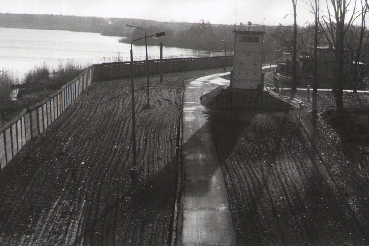 Führungsstelle der DDR-Grenztruppen, Nieder Neuendorf, Aufnahme 1980er Jahre Führungsstelle der DDR-Grenztruppen, Nieder Neuendorf, an der Havel, Aufnahme 1980er Jahre