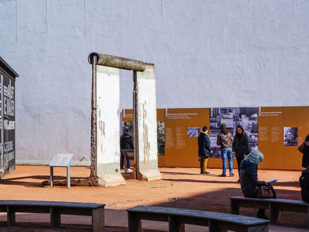 Für Berlin-Besucher/innen neu aufgestellte Mauersegmente ("Grenzmauer 75") am Checkpoint Charlie als Fotoshooting-Kulisse (1); Aufnahme 2015 Für Berlin-Besucher/innen neu aufgestellte Mauersegmente ("Grenzmauer 75") am Checkpoint Charlie als Fotoshooting-Kulisse (1); Aufnahme 2015