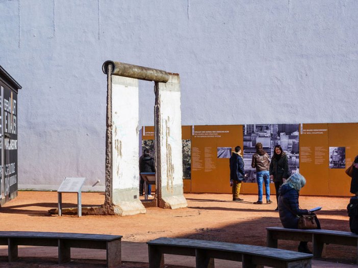 Für Berlin-Besucher/innen neu aufgestellte Mauersegmente ("Grenzmauer 75") am Checkpoint Charlie als Fotoshooting-Kulisse (1); Aufnahme 2015