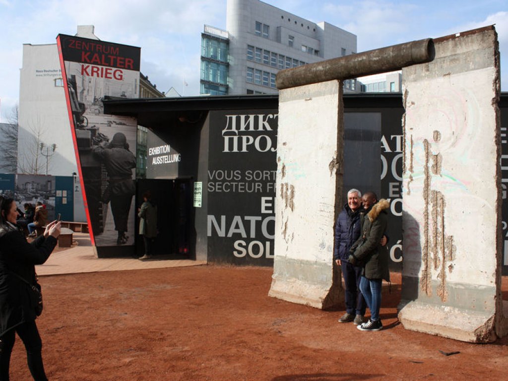 Für Berlin-Besucher/innen neu aufgestellte Mauersegmente ("Grenzmauer 75") am Checkpoint Charlie als Fotoshooting-Kulisse (2); Aufnahme 2016 Für Berlin-Besucher/innen neu aufgestellte Mauersegmente ("Grenzmauer 75") am Checkpoint Charlie als Fotoshooting-Kulisse (2); Aufnahme 2016