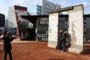 Für Berlin-Besucher/innen neu aufgestellte Mauersegmente ("Grenzmauer 75") am Checkpoint Charlie als Fotoshooting-Kulisse (2); Aufnahme 2016