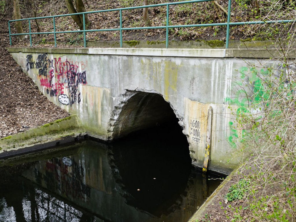 Spuren einer abgeschlagenen Sperreinrichtung am Nordgraben in Wilhelmsruh; Aufnahme 2015