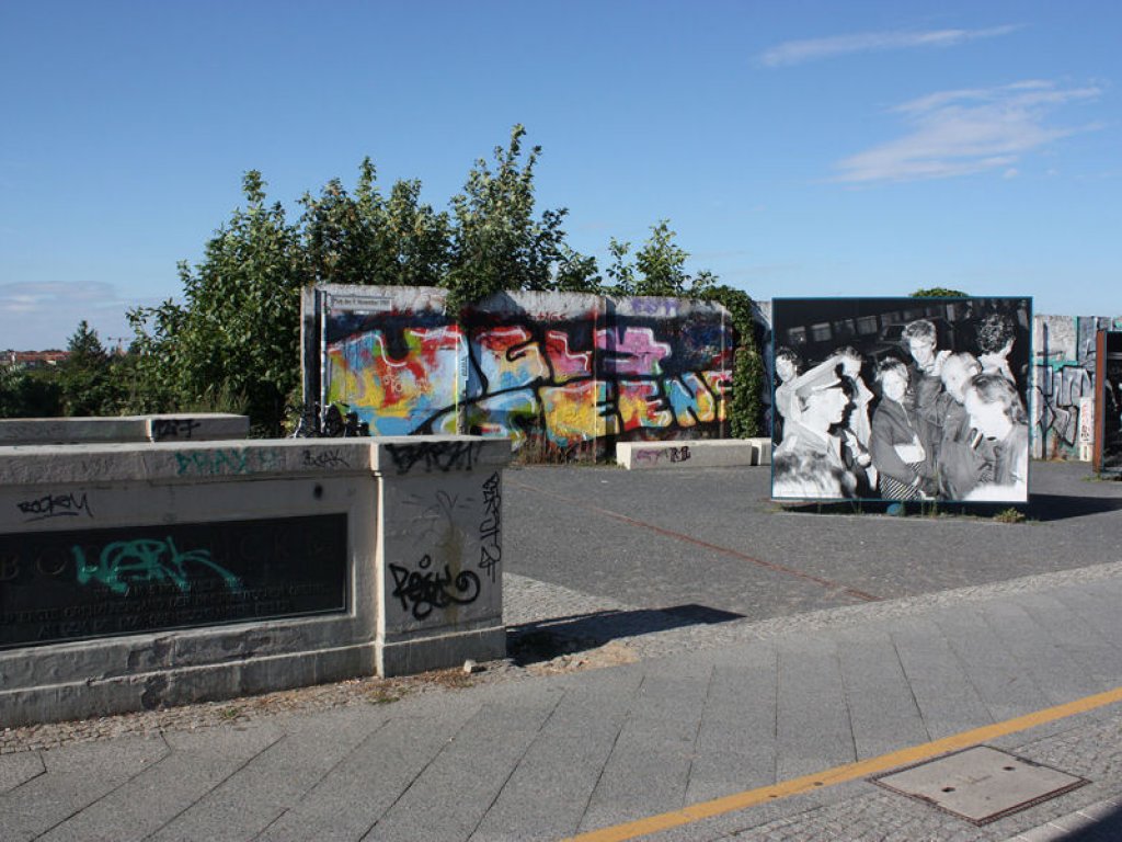 Hinterlandsicherungsmauer am Grenzübergang Bornholmer Straße als Kulisse für eine Open-Air Ausstellung zum 9. November 1989; Aufnahme 2016 Hinterlandsicherungsmauer am Grenzübergang Bornholmer Straße als Kulisse für eine Open-Air Ausstellung zum 9. November 1989; Aufnahme 2016