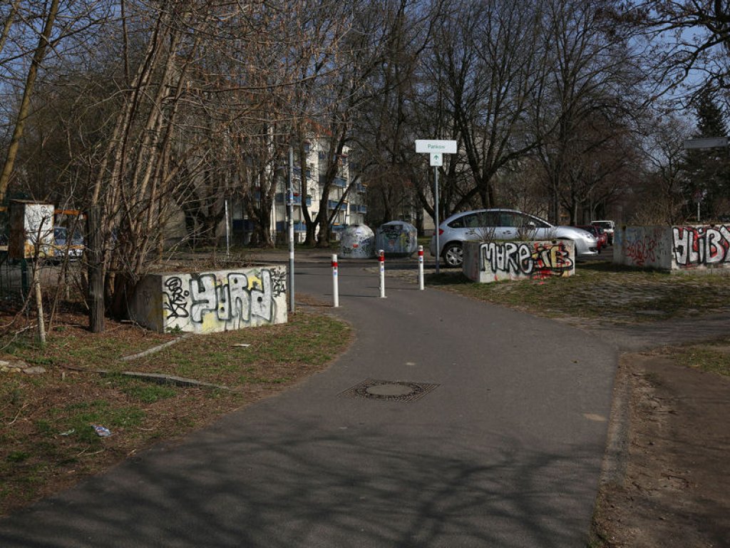 Blumenkastensperren als Zufahrtshindernisse ins Grenzgebiet nördlich der Bösebrücke (1); Aufnahme 2015 Blumenkastensperren als Zufahrtshindernisse ins Grenzgebiet nördlich der Bösebrücke (1); Aufnahme 2015