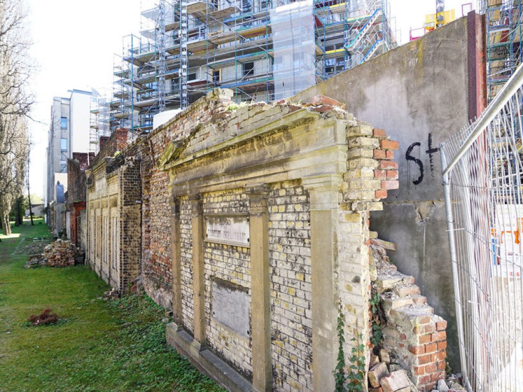 Hinterlandsicherungsmauer an der alten Friedhofsmauer auf dem Domfriedhof der St. Hedwigsgemeinde an der Liesen-/Ecke Pflugstraße; Aufnahme 2015