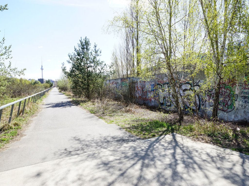 Kolonnenweg und Hinterlandsicherungsmauer im Park am Nordbahnhof an der Schwartzkopff-/Ecke Caroline-Michaelis-Straße (1); Aufnahme 2015
