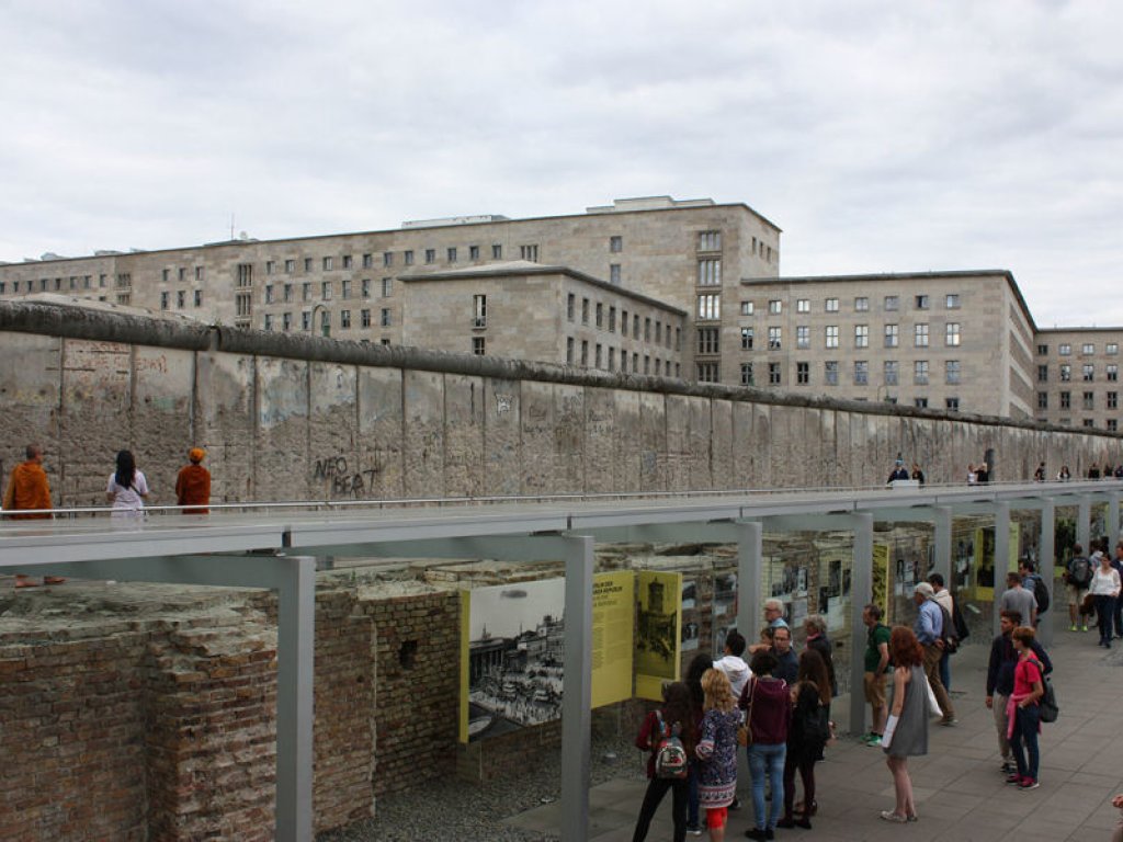 Westseite der Mauer der 4. Generation ("Grenzmauer 75") in der Niederkirchner Straße, angrenzend die Dauerausstellung "Topographie des Terrors" (2); Aufnahme 2016
