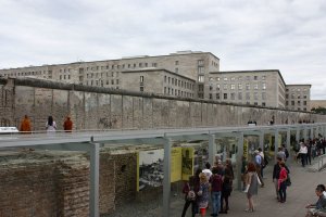 Westseite der Mauer der 4. Generation ("Grenzmauer 75") in der Niederkirchner Straße, angrenzend die Dauerausstellung "Topographie des Terrors" (2); Aufnahme 2016