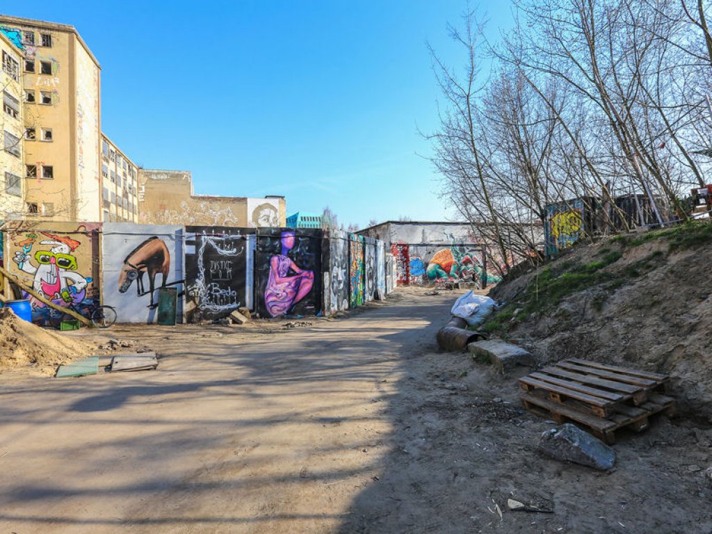 Hinterlandmauer in der Holzmarktstraße auf der Nordseite der Spree, parallel zur Schillingbrücke; Aufnahme 2015 Hinterlandmauer in der Holzmarktstraße auf der Nordseite der Spree, parallel zur Schillingbrücke; Aufnahme 2015