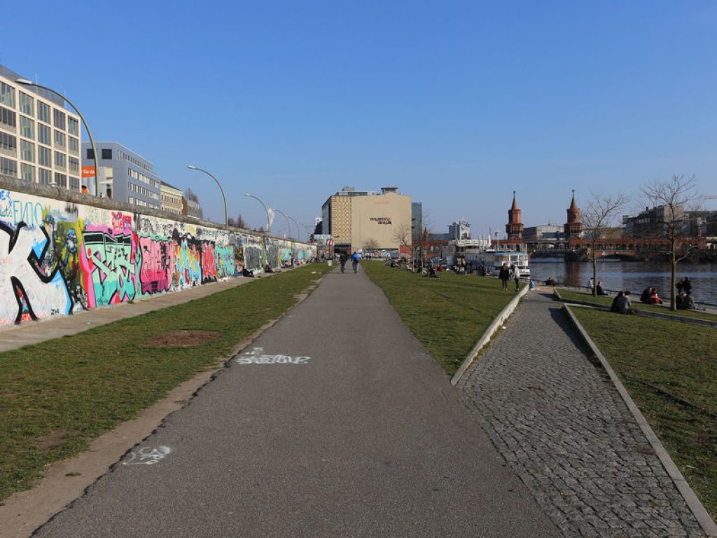 Hinterlandmauer, Kolonnenweg und Todesstreifen an der Spree (mit Blickrichtung Oberbaumbrücke); Aufnahme 2015 Hinterlandmauer, Kolonnenweg und Todesstreifen an der Spree (mit Blickrichtung Oberbaumbrücke); Aufnahme 2015