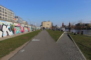 Hinterlandmauer, Kolonnenweg und Todesstreifen an der Spree (mit Blickrichtung Oberbaumbrücke); Aufnahme 2015